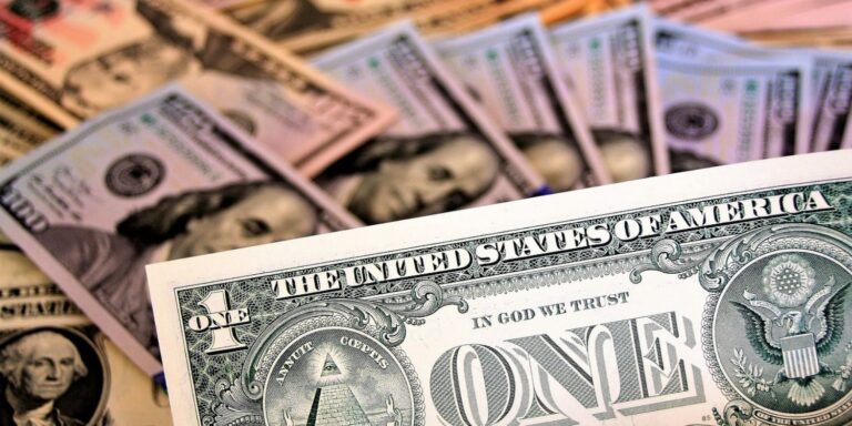 Economists’ predictions: a whopping six rate cuts by the Federal Reserve in 2024